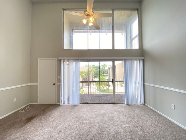 Building Photo - SANDY COVE CONDO - 1BR/1BA WITH BALCONY
