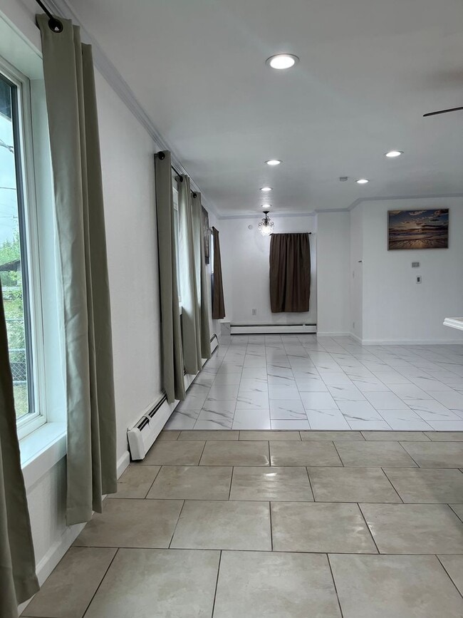 Building Photo - Large 4 bedroom home in Hamilton Acres - Mother in Law included