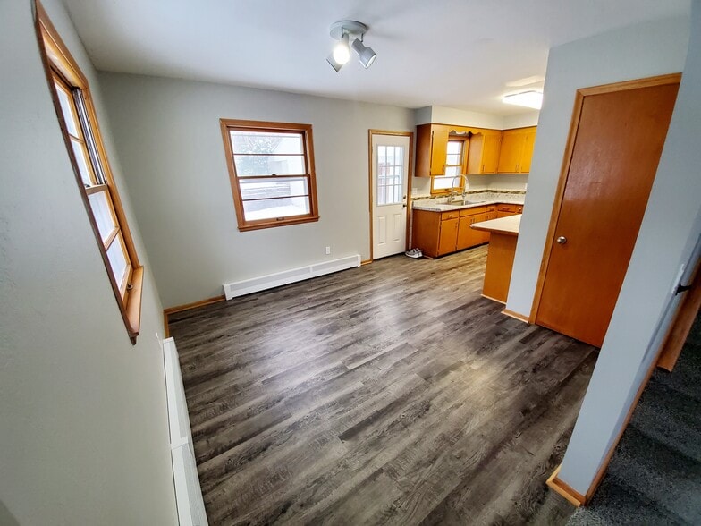 Building Photo - 4000 Cleveland St NE