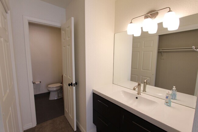 Building Photo - Short-Term Furnished Rental with Mountain Views | $500 Move-In Special