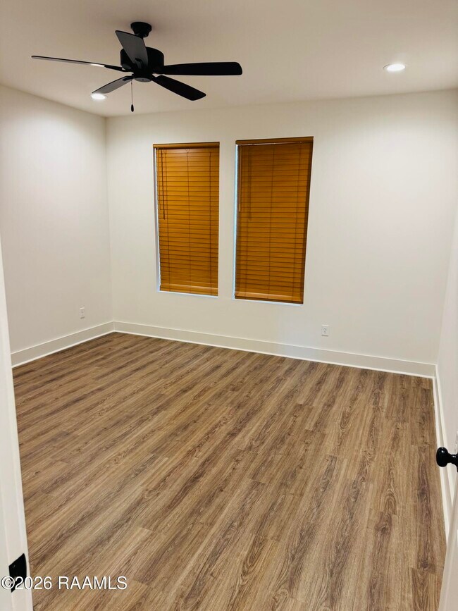 Building Photo - 512 Highland Oaks Ln