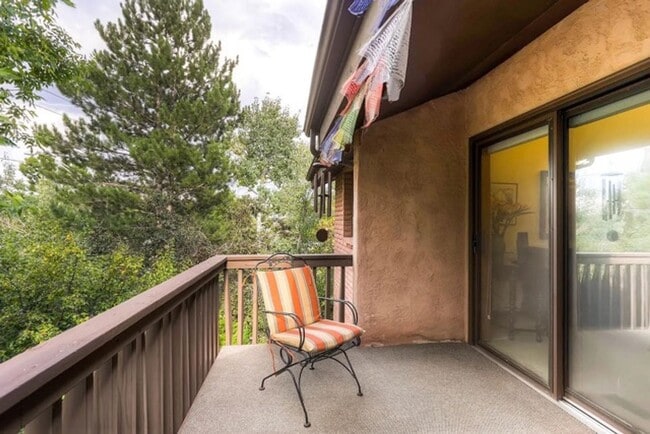 Building Photo - Spacious 2Bd/2.5Ba Luxury Loft-Style Condo...