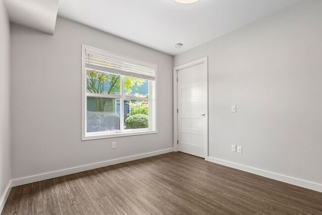 Building Photo - Charming AIR CONDITIONED Alki Townhome