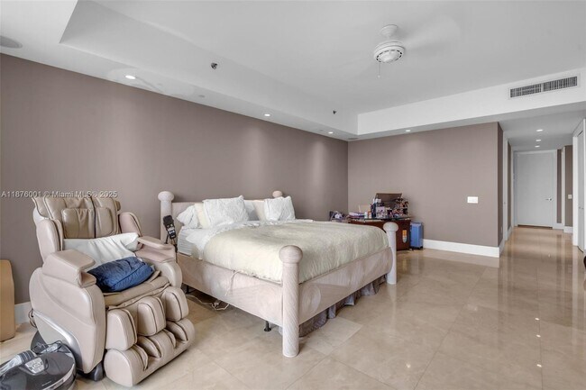 Building Photo - 5959 Collins Ave