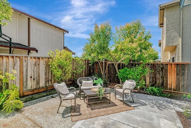 Building Photo - Newly Renovated 3 Bed / 3 Bath Home in Ardenwood – Top-Rated Schools!