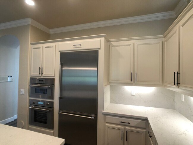 Building Photo - Stunning Eagle Ridge Home
