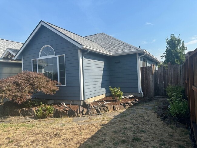 Building Photo - Beautiful 3 bedroom 2 bathroom house in a ...