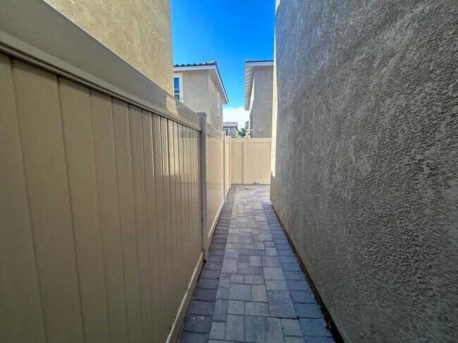Building Photo - 295 Fuerte Dr