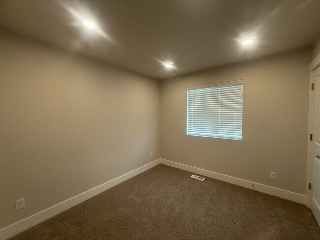 Building Photo - Beautiful 3-Bedroom + Bonus Loft Home in B...