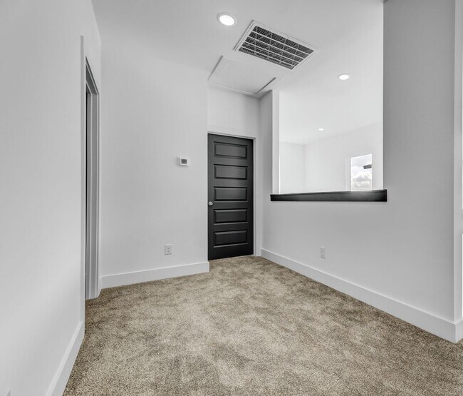 Building Photo - MOVE IN SPECIALS
