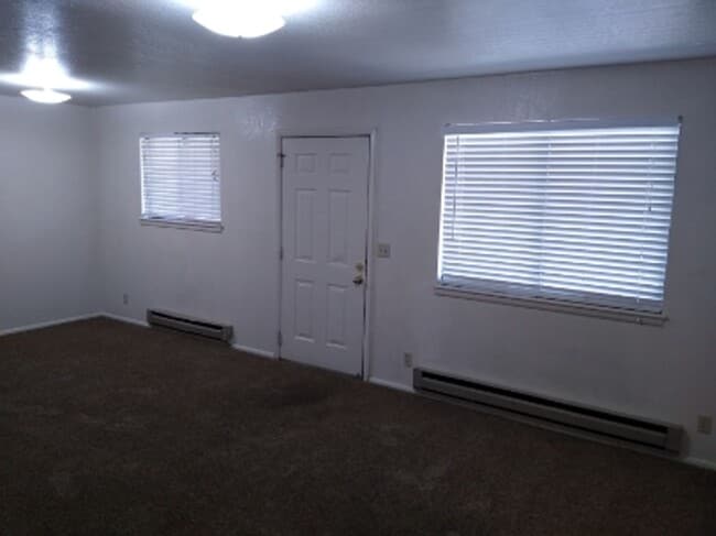 Building Photo - 2 bedroom 1 bath apartment very close to SUU!