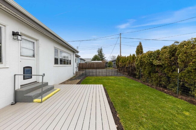 Building Photo - Charming Remodeled Duplex: Pet Friendly!