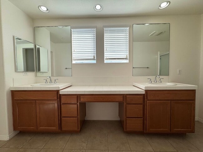 Building Photo - Riverpark Townhome