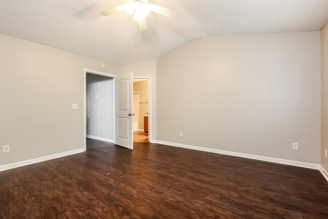 Building Photo - 6346 Hickory Ln Cir