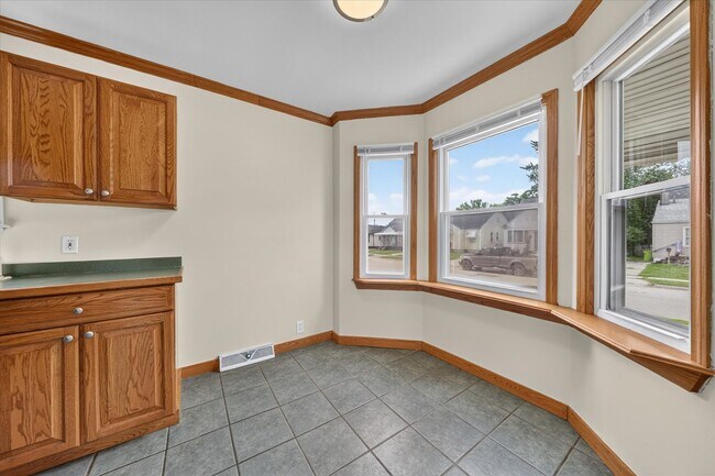 Building Photo - Charming 3-Bedroom Bungalow for Rent in Lincoln Park