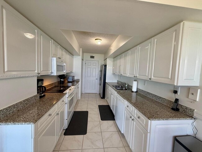 Building Photo - 16711 Collins Ave