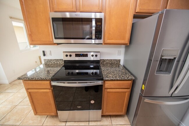 Building Photo - $500 off first month rent! 2BR/1.5BA Condo! 2 parking spaces