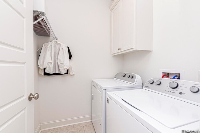 Building Photo - 8120 Stonelake Cir Ave E