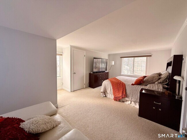 Building Photo - 12 Belaire Dr