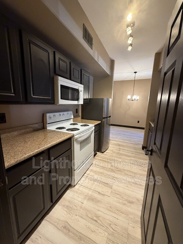 Building Photo - 8000 W Badura Ave