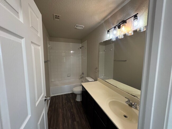 Building Photo - 4-Bedroom Home in Mission Del Lago – Historic South San Antonio