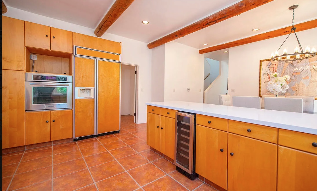 Walk-in pantry & Laundry off kitchen - 25648 Timpangos Dr