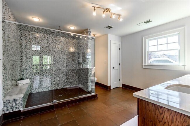 Building Photo - 628 Cooledge Ave NE