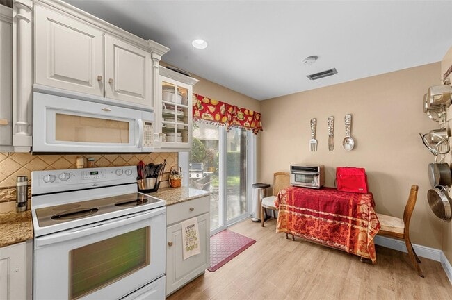 Building Photo - 6809 SE Yorktown Dr