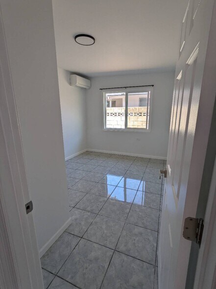 Bed 2 - 99-741 Hulumanu St