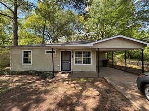 Building Photo - 3 bedroom- 1 bath!