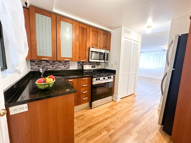 Building Photo - 7425 N Sheridan Rd