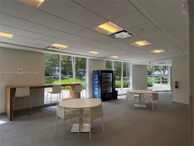 Building Photo - 2500 Parkview Dr