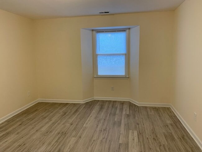 Building Photo - Rent Special! Receive half off 1st full mo...