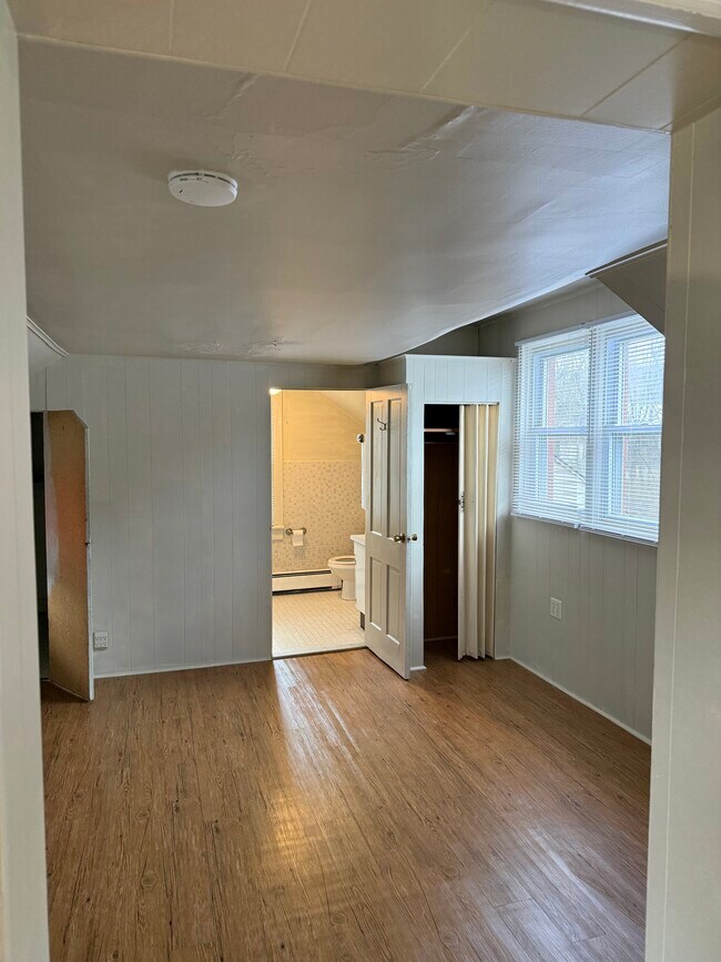 Building Photo - 958 Main St