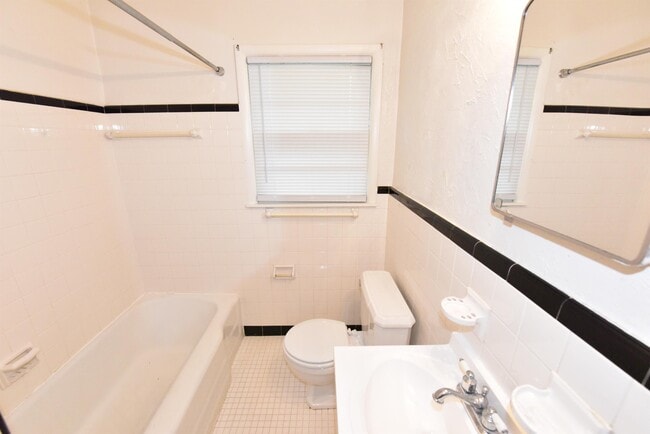 Building Photo - 1108 E Magnolia Ave