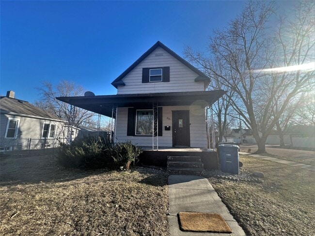 Building Photo - 801 E 6th- 4 bedroom house