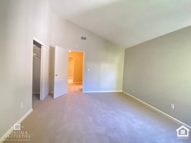 Building Photo - 2BD/2BA Upper-Level Condo on Sonoma's East...