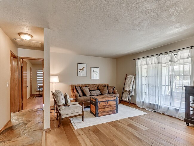 Building Photo - Fully Furnished Short Term Rental