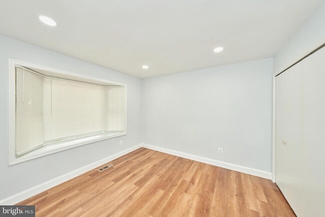 Building Photo - 9900 Kingsbridge Dr