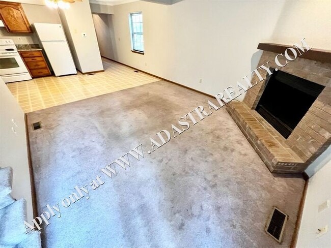 Building Photo - Spacious Duplex in Lee's Summit-Available ...