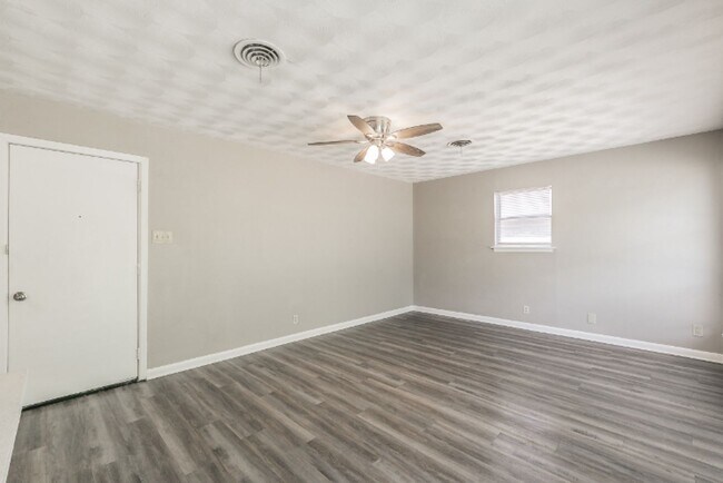 Building Photo - 7513 Maple Dr