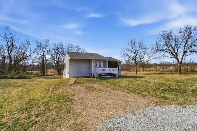 Building Photo - Newly Remodeled Duplex in Grove | Immediate Move In