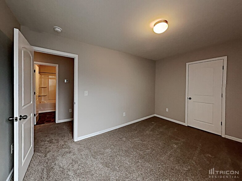 Building Photo - 117 Vermillian Dr