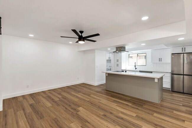 Building Photo - Remodeled 3 Bed 2 Bath 2 Car Garage Unfurnished 12 month lease with bonus room and AC in 2 car ga...