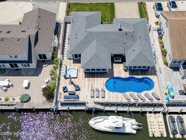 Building Photo - 347 Bay Ln