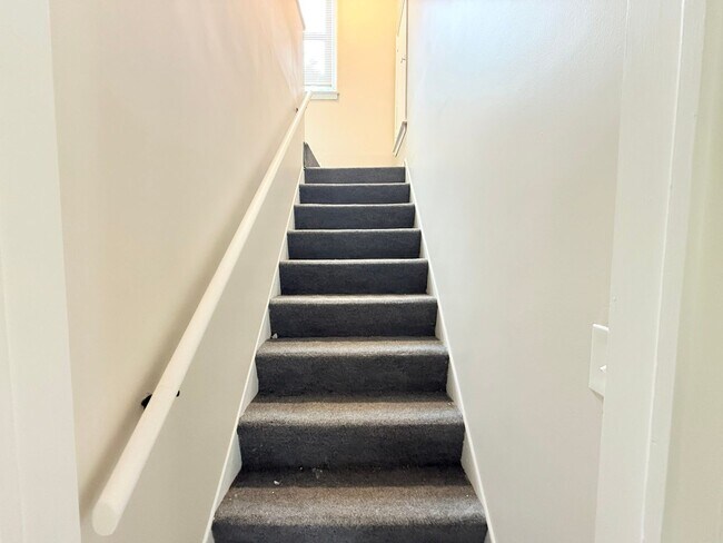 Building Photo - Freshly Renovated 3-Bedroom Home – Quality...
