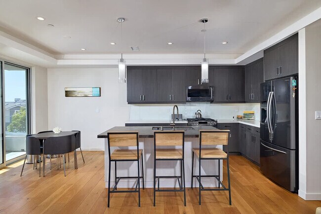 Building Photo - 2310 Edinburg Ave