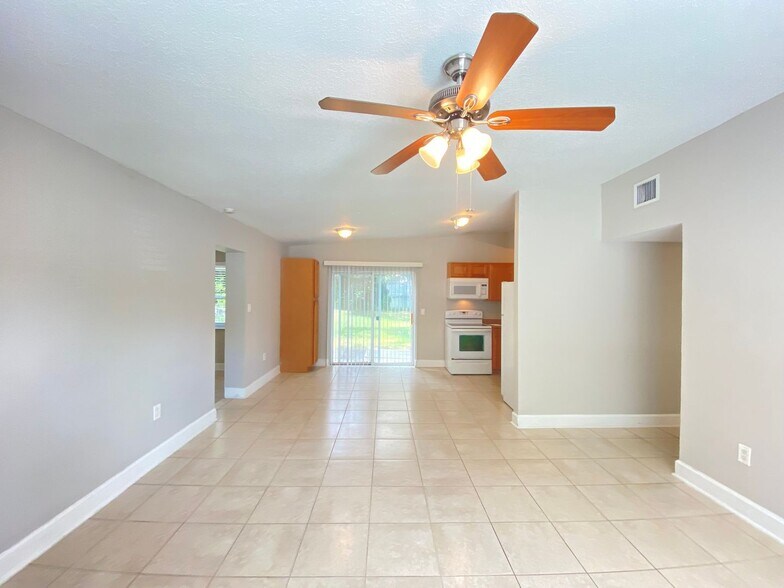 Building Photo - Available Now! 2/2 Bungalow near Downtown
