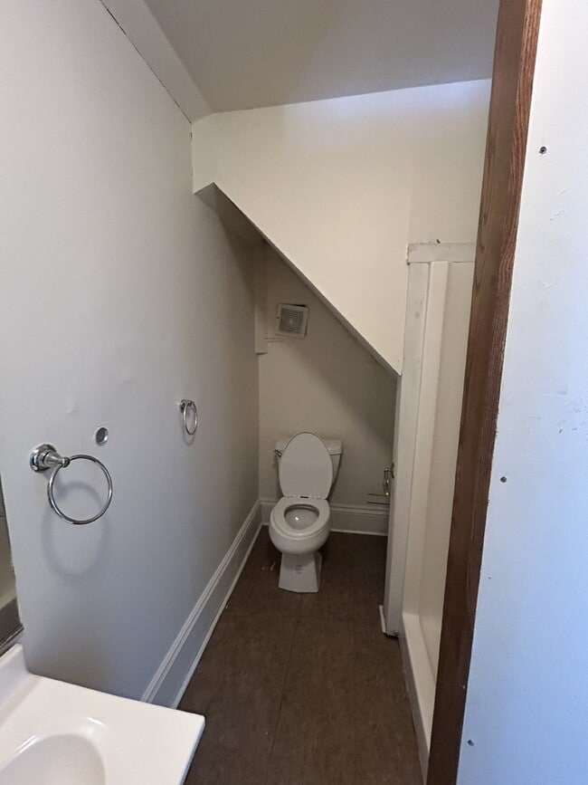 Building Photo - 4 bed 1 bath close to Water St, biking/walking trails, and Sonnentag, Available June 1st!