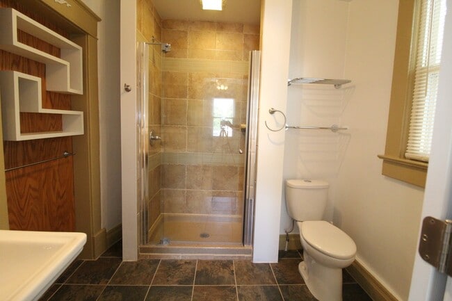 Building Photo - January FREE On This One Bedroom One Bath Apartment Near KU Med